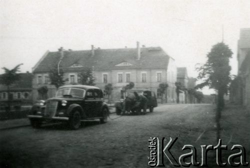 Lata 40., Śmigiel, pow. Kościan, woj. poznańskie, Polska.
Dorożka samochodowa Władysława Małka marki Wanderer. Na zdjęciu holowanie samochodu. W tle budynek magistratu.
Fot. NN, zbiory Ośrodka KARTA, Pogotowie Archiwalne [PA_033], przekazał Piotr Balcer