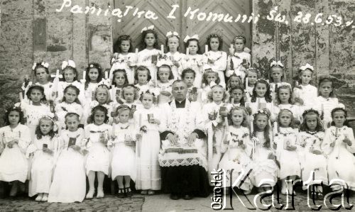 28.06.1953, Krosno Odrzańskie, Polska.
Zdjęcie komunijne parafiaw Krośnie. Wśród dziewcząt Barbara Balcer.
Fot. NN, zbiory Ośrodka KARTA, Pogotowie Archiwalne [PA_033], przekazał Piotr Balcer