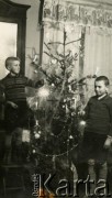 Grudzień 1942, Kock, Polska.
Święta Bożego Narodzenia. Zygryd i Wiesław Balcer w mieszkaniu pocztowym, jakie przydzielono rodzinie po wysiedleniu ich z Wielkopolski w 1939 roku. Matkę chłopców Leonię Balcer skierowano do pracy na poczcie, bo biegle znała język niemiecki.
Fot. NN, zbiory Ośrodka KARTA, Pogotowie Archiwalne [PA_033], udostępnił Piotr Balcer