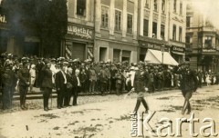 Lata 20., Leszno, Polska.
Parada wojskowa na rynku miejskim. W tle narożniki dzisiejszej ulicy Narutowicza i Łaziebnej.
Fot. NN, zbiory Ośrodka KARTA, Pogotowie Archiwalne [PA_033], przekazał Piotr Balcer