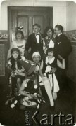 1929, Śmigiel, woj. poznańskie, Polska.
Uczestnicy karnawału. Pierwsi od lewej, przy drzwiach: Leonia i Walenty Balcer.
Fot. NN, zbiory Ośrodka KARTA, Pogotowie Archiwalne [PA_033], udostępnił Piotr Balcer