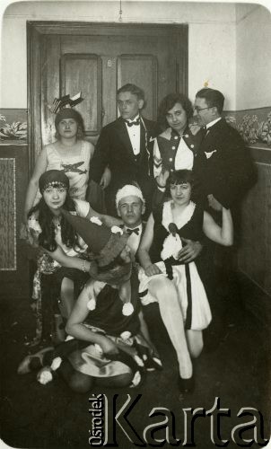 1929, Śmigiel, woj. poznańskie, Polska.
Uczestnicy karnawału. Pierwsi od lewej, przy drzwiach: Leonia i Walenty Balcer.
Fot. NN, zbiory Ośrodka KARTA, Pogotowie Archiwalne [PA_033], udostępnił Piotr Balcer