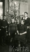Grudzień 1942, Kock, woj. lubelskie, Generalne Gubernatorstwo.
Święta Bożego Narodzenia w rodzinie Balcerów wysiedlonej z Wielkopolski po rozstrzelaniu przez Niemców w masowej egzekucji Walentego Balcera - męża i ojca dzieci, przedwojennego urzędnika miejskiego w Śmiglu. Na zdjęciu m.in. Leonia Balcer - siedzi i chłopcy: Wiesław i Zygfryd Balcer.
Fot. NN, zbiory Ośrodka KARTA, Pogotowie Archiwalne [PA_033], udostępnił Piotr Balcer