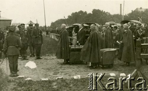 1935-1939, Poznań, Polska.
Uroczystości wojskowe. Przed fotelem marszałek Polski Edward Rydz-Śmigły. 
Fot. NN, zbiory Ośrodka KARTA, Pogotowie Archiwalne [PA_033], przekazał Piotr Balcer