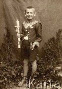 11.08.1940, Krępa, woj. lubelskie, Generalne Gubernatorstwo.
Na zdjęciu komunijnym Zygfryd Balcer ze świecą gromniczną, modlitewnikiem i różańcem.
Fot. NN, zbiory Ośrodka KARTA, Pogotowie Archiwalne [PA_033], przekazał Piotr Balcer