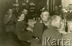 02.07.1936, Poznań, Polska.
Na zdjęciu spotkanie towarzyskie 7 Pułku Strzelców Konnych Wielkopolskich. Wśród siedzących Edyta Ciecińska pracująca w wojskowej kantynie, za nią narzeczony Stanisław Szczepaniak.
Fot. NN, zbiory Ośrodka KARTA, Pogotowie Archiwalne [PA_033], przekazał Piotr Balcer
