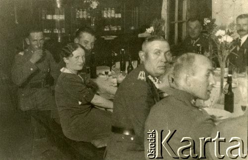 02.07.1936, Poznań, Polska.
Na zdjęciu spotkanie towarzyskie 7 Pułku Strzelców Konnych Wielkopolskich. Wśród siedzących Edyta Ciecińska pracująca w wojskowej kantynie, za nią narzeczony Stanisław Szczepaniak.
Fot. NN, zbiory Ośrodka KARTA, Pogotowie Archiwalne [PA_033], przekazał Piotr Balcer