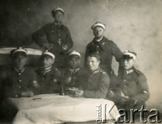 Lata 30., Polska.
Grupa żołnierzy 7 Pułku Strzelców Konnych Wielkopolskich, wśród siedzących, bez rogatywki Stanisław Szczepaniak. W czasie kampanii wrześniowej był on wespół ze starszym wachmistrzem Leopoldem Badurą odpowiedzialny za sztandar pułku, który, ocalały, wraz z żołnierzami przebył całą drogę z Wielkopolski do Warszawy.
Fot. NN, zbiory Ośrodka KARTA, Pogotowie Archiwalne [PA_033], przekazał Piotr Balcer