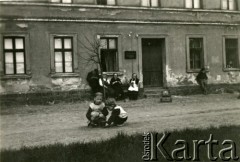 Lata 50., Śmigiel, pow. Kościan, woj. poznańskie, Polska.
Plac Wojska Polskiego. Bawiące się dzieci.
Fot. NN, zbiory Ośrodka KARTA, Pogotowie Archiwalne [PA_033], przekazał Piotr Balcer