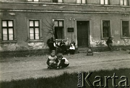 Lata 50., Śmigiel, pow. Kościan, woj. poznańskie, Polska.
Plac Wojska Polskiego. Bawiące się dzieci.
Fot. NN, zbiory Ośrodka KARTA, Pogotowie Archiwalne [PA_033], przekazał Piotr Balcer