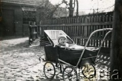 1938, Polska.
Leszek Balcer w wózku.
Fot. NN, zbiory Ośrodka KARTA, Pogotowie Archiwalne [PA_033], przekazał Piotr Balcer