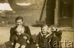 1938, Śmigiel, pow. Kościan, woj. poznańskie, Polska.
Rodzina Walentego Balcera. Leonia Balcer z synami Zygfrydem, Wiesławem i Leszkiem (na kolanach). Zdjęcie zrobione przed mieszkaniem służbowym na ul. Lipowej. Walenty Balcer był do 1939 roku kierownikiem Rzeźni Miejskiej, wcześniej brał udział w Powstaniu Wielkopolskim i wojnie polsko-bolszewickiej. W pierwszym roku wojny rozstrzelany w masowej egzekucji przez Niemców.
Fot. NN, zbiory Ośrodka KARTA, Pogotowie Archiwalne [PA_033], przekazał Piotr Balcer
