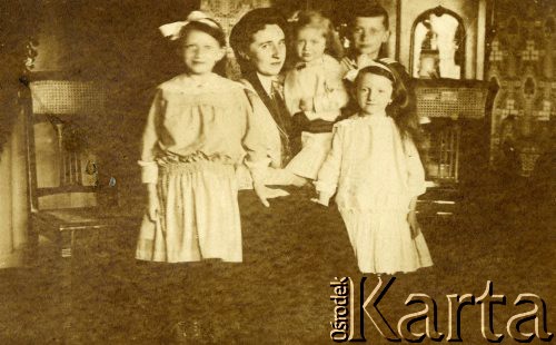 15.04.1917, brak miejsca.
Na zdjęciu Fryda-Joanna Ciecińska z domu Pukownik wraz dziećmi: Witoldem, Leonią, Juttą i Edytą.
Fot. NN, zbiory Ośrodka KARTA, Pogotowie Archiwalne [PA_033], przekazał Piotr Balcer