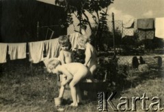 Lipiec 1946, Stare Bojanowo, pow. Kościan, woj. poznańskie, Polska.
Kąpiące się w balii dzieci.
Fot. NN, zbiory Ośrodka KARTA, Pogotowie Archiwalne [PA_033], udostępnił Piotr Balcer