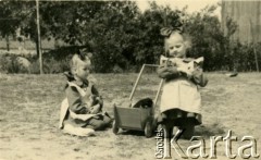 Czerwiec 1948, Stare Bojanowo, pow. Kościan, woj. poznańskie, Polska.
Kasia i Basia Ossowicz bawiące się z kotkami.
Fot. NN, zbiory Ośrodka KARTA, Pogotowie Archiwalne [PA_033], przekazał Piotr Balcer