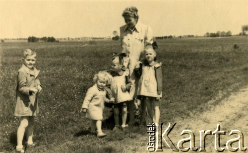 Maj 1948, Stare Bojanowo, pow. Kościan, woj. poznańskie, Polska.
Dzieci na wakacjach u rodziny. Na zdjęciu m.in. Basia i Kasia Ossowicz.
Fot. NN, zbiory Ośrodka KARTA, Pogotowie Archiwalne [PA_033], przekazał Piotr Balcer