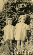 1947, Stare Bojanowo, pow. Kościan, woj. poznańskie, Polska..
Kasia i Basia Ossowicz, na głowach dziewczynek wianki z kwiatów.
Fot. NN, zbiory Ośrodka KARTA, Pogotowie Archiwalne [PA_033], przekazał Piotr Balcer