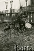 Lata 30., Polska.
Stanisław Szczepaniak, plutonowy 7 Pułku Strzelców Konnych Wielkopolskich, z psem. St. Szczepaniak brał udział w kampanii 1939 roku. Po powrocie do rodzinnej Krępy został wywieziony przez Niemców  do obozu koncentracyjnego we Flossenburgu, później trafił do Dachau. Zginął prawdopodobnie w 1944 roku.
Fot. NN, zbiory Ośrodka KARTA, Pogotowie Archiwalne [PA_033], udostępnił Piotr Balcer