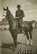 Lata 30., Poznań, Polska.
7 Pułk Strzelców Konnych Wielkopolskich. Plutonowy Stanisław Szczepaniak. W tle koszary na Taborowej w Poznaniu, w latach powojennych zagospodarowane przez Milicję Obywatelską.
Fot. NN, zbiory Ośrodka KARTA, Pogotowie Archiwalne [PA_033], przekazał Piotr Balcer