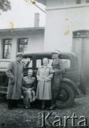 Lata 30., Stare Bojanowo, pow. Kościan, woj. poznańskie, Polska.
Na zdjęciu od prawej Stanisław Szczepaniak, plutonowy 7 Pułku Strzelców Konnych Wielkopolskich (zginął w obozie koncentracyjnym), z narzeczoną Edytą Ciecińską, dalej Jutta Szady z domu Ciecińska z meżem Leonem. Leon Szady był przed wojną śmigielskim fryzjerem w zakładzie Pawła Ciecińskiego. Zginął w 1939 roku w czasie walk o stolicę. W tle stacja kolejowa w Starym Bojanowie i pierwsza przedwojenna taksówka w Śmiglu - własność pana Kaczmarka.
Fot. NN, zbiory Ośrodka KARTA, Pogotowie Archiwalne [PA_033], udostępnił Piotr Balcer