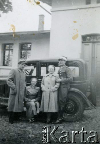 Lata 30., Stare Bojanowo, pow. Kościan, woj. poznańskie, Polska.
Na zdjęciu od prawej Stanisław Szczepaniak, plutonowy 7 Pułku Strzelców Konnych Wielkopolskich (zginął w obozie koncentracyjnym), z narzeczoną Edytą Ciecińską, dalej Jutta Szady z domu Ciecińska z meżem Leonem. Leon Szady był przed wojną śmigielskim fryzjerem w zakładzie Pawła Ciecińskiego. Zginął w 1939 roku w czasie walk o stolicę. W tle stacja kolejowa w Starym Bojanowie i pierwsza przedwojenna taksówka w Śmiglu - własność pana Kaczmarka.
Fot. NN, zbiory Ośrodka KARTA, Pogotowie Archiwalne [PA_033], udostępnił Piotr Balcer