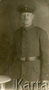 1914-1918, brak miejsca.
Na zdjęciu w mundurze pruskim z czasów I wojny światowej Paweł Cieciński, fryzjer i dentysta. Brał udział w walkach na froncie zachodnim, m.in. pod Verdun, służąc jako sanitariusz. Odznaczony za męstwo i odwagę krzyżem żelaznym. W czasie II wojny światowej zmuszony okolicznościami i za namową żony, z pochodzenia Niemki, podpisał volkslistę, wkrótce potem opuszczając rodzinne strony. W nowym miejscu zamieszkania rodzina zorganizowała tajne nauczanie w języku polskim, sąsiedzi ukrywali poszukiwanego powstańca. Zrehabilitowany po wojnie, odzyskał obywatelstwo polskie.
Fot. NN, zbiory Ośrodka KARTA, Pogotowie Archiwalne [PA_033], przekazał Piotr Balcer