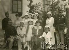 1912, Tarnów, Galicja, Austro-Węgry.
Żołnierze armii austriackiej z rodzinami.
Fot. NN, zbiory Ośrodka KARTA, Pogotowie Archiwalne [PA_033], udostępnił Piotr Balcer