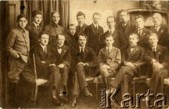 1917, brak miejsca.
Komendanci Okręgów Polskiej Organizacji Wojskowej. Siedzą od lewej: Opieliński, Libicki, komendant naczelny Kasprzycki, Jędrzejewicz, Jur-Gorzechowski, Herfurt. Stoją: Krzewski, Gaładyk, Vorbrodt, Gołębiowski, Hołówko, Miedziński, Gasiorowski, Hempel, Wądołkowski, Malicki.
Fot. NN, zbiory Ośrodka KARTA, Pogotowie Archiwalne [PA_033], przekazał Piotr Balcer