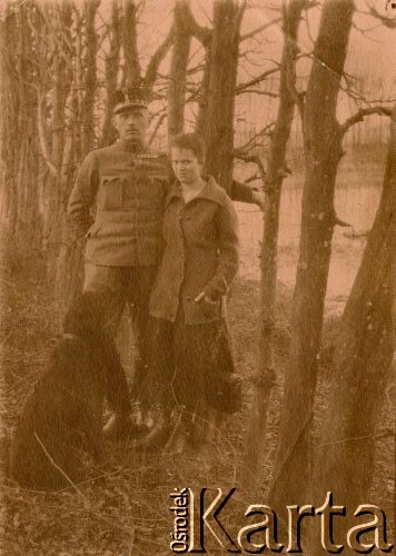 Wiosna 1918, brak miejsca.
Kapitan armii austriackiej Adam Lipiński na spacerze z żoną Antoniną.
Fot. NN, zbiory Ośrodka KARTA, Pogotowie Archiwalne [PA_033], przekazał Piotr Balcer