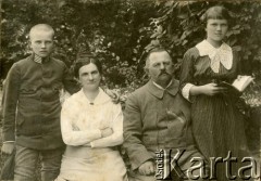 1910-1914, brak miejsca.
Na zdjęciu małżonkowie Bombiccy z dziećmi. Bombicki był rządcą dóbr księżnej Lubomirskiej w Szczucinie i Przeworsku. Obok rodziców córka Antonina, protegowana księżnej, późniejsza żona Adama Lipińskiego i syn Hugon zmarły tragicznie w młodym wieku po upadku z konia.
Fot. NN, zbiory Ośrodka KARTA, Pogotowie Archiwalne [PA_033], przekazał Piotr Balcer