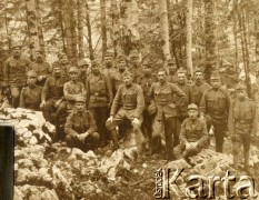 1914-1918, brak miejsca.
I wojna światowa, front bałkański. Kompania kapitana Adama Lipińskiego - siedzący na skałkach, w centrum zdjęcia.
Fot. NN, zbiory Ośrodka KARTA, Pogotowie Archiwalne [PA_033], przekazał Piotr Balcer