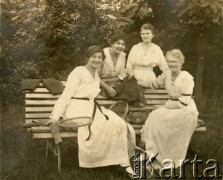 1910-1914, brak miejsca.
Antonina Bambicka - druga z prawej, z koleżankami - w czasie przerwy w tenisie ziemnym.
Fot. NN, zbiory Ośrodka KARTA, Pogotowie Archiwalne [PA_033], przekazał Piotr Balcer