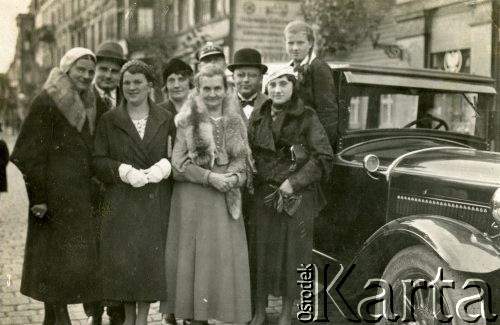Lata 20., Polska.
Na zdjęciu Karolina Bombicka w kołnierzu z lisa, z lewej strony jej córka Antonina Lipińska; na stopniu auta - wnuczka Zofia.
Fot. NN, zbiory Ośrodka KARTA, Pogotowie Archiwalne [PA_033], przekazał Piotr Balcer