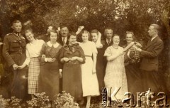 Lata 30., Polska.
Humorystyczne zdjęcie uczestników gry w karty. Od lewej podpułkownik Adam Lipiński trzyma za rękę córkę Zofię, na przodzie z ozdobną kokardą Antonina Lipińska, druga z prawej - jej matka, Karolina Bombicka z domu Niklewska.
Fot. NN, zbiory Ośrodka KARTA, Pogotowie Archiwalne [PA_033], przekazał Piotr Balcer