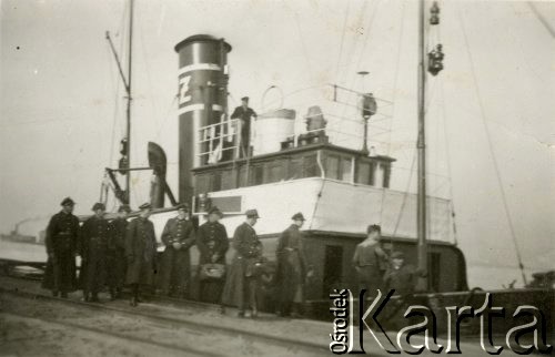 1925-1939, prawdopodobnie Gdynia, Polska.
Wojskowi na nabrzeżu przed statkiem pasażerskim.
Fot. NN, zbiory Ośrodka KARTA, Pogotowie Archiwalne [PA_033], przekazał Piotr Balcer