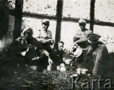1935-1939, Polska.
7 Pułk Strzelców Konnych Wielkopolskich na manewrach wojskowych. Wspólny posiłek żołnierzy przygotowany na słomie.
Fot. NN, zbiory Ośrodka KARTA, Pogotowie Archiwalne [PA_033], przekazał Piotr Balcer