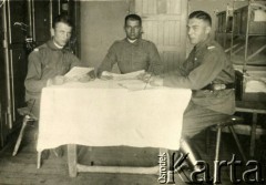 1930-1939, Poznań, Polska.
7 Pułk Strzelców Konnych Wielkopolskich w sali koszarów na ulicy Taborowej. W tle piętrowe prycze żołnierzy i szafki.
Fot. NN, zbiory Ośrodka KARTA, Pogotowie Archiwalne [PA_033], przekazał Piotr Balcer
