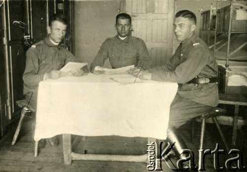 1930-1939, Poznań, Polska.
7 Pułk Strzelców Konnych Wielkopolskich w sali koszarów na ulicy Taborowej. W tle piętrowe prycze żołnierzy i szafki.
Fot. NN, zbiory Ośrodka KARTA, Pogotowie Archiwalne [PA_033], przekazał Piotr Balcer