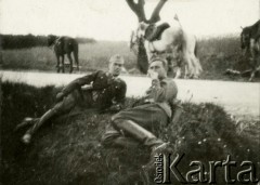 1935-1939, Polska.
7 Pułk Strzelców Konnych Wielkopolskich. Manewry wojskowe, odpoczynek przy drodze.
Fot. NN, zbiory Ośrodka KARTA, Pogotowie Archiwalne [PA_033], przekazał Piotr Balcer