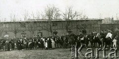 1930-1939, Poznań, Polska.
7 Pułk Strzelców Konnych Wielkopolskich. Święto pułku, na zdjęciu rodziny wojskowe odwiedzające bliskich, żołnierze na koniach ustawieni półkolem. W tle budynek stajni.
Fot. NN, zbiory Ośrodka KARTA, Pogotowie Archiwalne [PA_033], przekazał Piotr Balcer