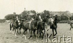 1935-1939, Polska.
7 Pułk Strzelców Konnych Wielkopolskich. Pokazy jeździeckie żołnierzy.
Fot. NN, zbiory Ośrodka KARTA, Pogotowie Archiwalne [PA_033], przekazał Piotr Balcer