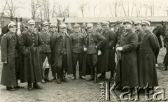 1930-1939, Polska.
Oficerowie 7 Pułku Strzelców Konnych Wielkopolskich. W środku zdjęcia - z ręką na biodrze - pułkownik Stanisław Królicki; zginął w czasie kampanii wrześniowej.
Fot. NN, zbiory Ośrodka KARTA, Pogotowie Archiwalne [PA_033], przekazał Piotr Balcer