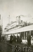 1925-1939, prawdopodobnie Gdynia, Polska.
Grupa wojskowych na nabrzeżu przed statkiem pasażerskim.
Fot. NN, zbiory Ośrodka KARTA, Pogotowie Archiwalne [PA_033], przekazał Piotr Balcer
