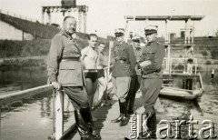 1930-1939, Poznań, Polska.
7 Pułk Strzelców Konnych Wielkopolskich. Ćwiczenia pływackie nad Wartą. Pierwszy z lewej dowódca pułku - Włodzimierz Kownacki.
Fot. NN, zbiory Ośrodka KARTA, Pogotowie Archiwalne [PA_033], przekazał Piotr Balcer