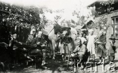 1930-1939, Polska.
7 Pułk Strzelców Konnych Wielkopolskich w czasie manewrów. Na zdjęciu posiłek u gospodarzy. Jedno z dzieci próbuje sił w grze na trąbce.
Fot. NN, zbiory Ośrodka KARTA, Pogotowie Archiwalne [PA_033], przekazał Piotr Balcer