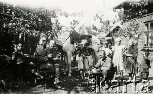 1930-1939, Polska.
7 Pułk Strzelców Konnych Wielkopolskich w czasie manewrów. Na zdjęciu posiłek u gospodarzy. Jedno z dzieci próbuje sił w grze na trąbce.
Fot. NN, zbiory Ośrodka KARTA, Pogotowie Archiwalne [PA_033], przekazał Piotr Balcer