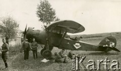 1930-1939, Polska.
Manewry 7 Pułku Strzelców Konnych. Żołnierze przy samolocie: PZL P. 11c. 
Fot. NN, zbiory Ośrodka KARTA, Pogotowie Archiwalne [PA_033], udostępnił Piotr Balcer