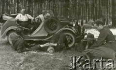 1930-1939, Polska.
Manewry wojskowe 7 Pułku Strzelców Konnych Wielkopolskich. Na zdjęciu w czasie odpoczynku dowódca pułku Włodzimierz Kownacki - w samochodzie w okularach. 
Fot. NN, zbiory Ośrodka KARTA, Pogotowie Archiwalne [PA_033], udostępnił Piotr Balcer