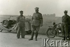 1930-1939, Polska.
Manewry wojskowe 7 Pułku Strzelców Konnych. Na zdjęciu pomiędzy motocyklistami dowódca pułku Włodzimierz Kownacki.
Fot. NN, zbiory Ośrodka KARTA, Pogotowie Archiwalne [PA_033], udostępnił Piotr Balcer