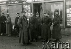 1930-1939, Polska.
7 Pułk Strzelców Konnych Wielkopolskich. Żołnierze przed sklepem.
Fot. NN, zbiory Ośrodka KARTA, Pogotowie Archiwalne [PA_033], udostępnił Piotr Balcer